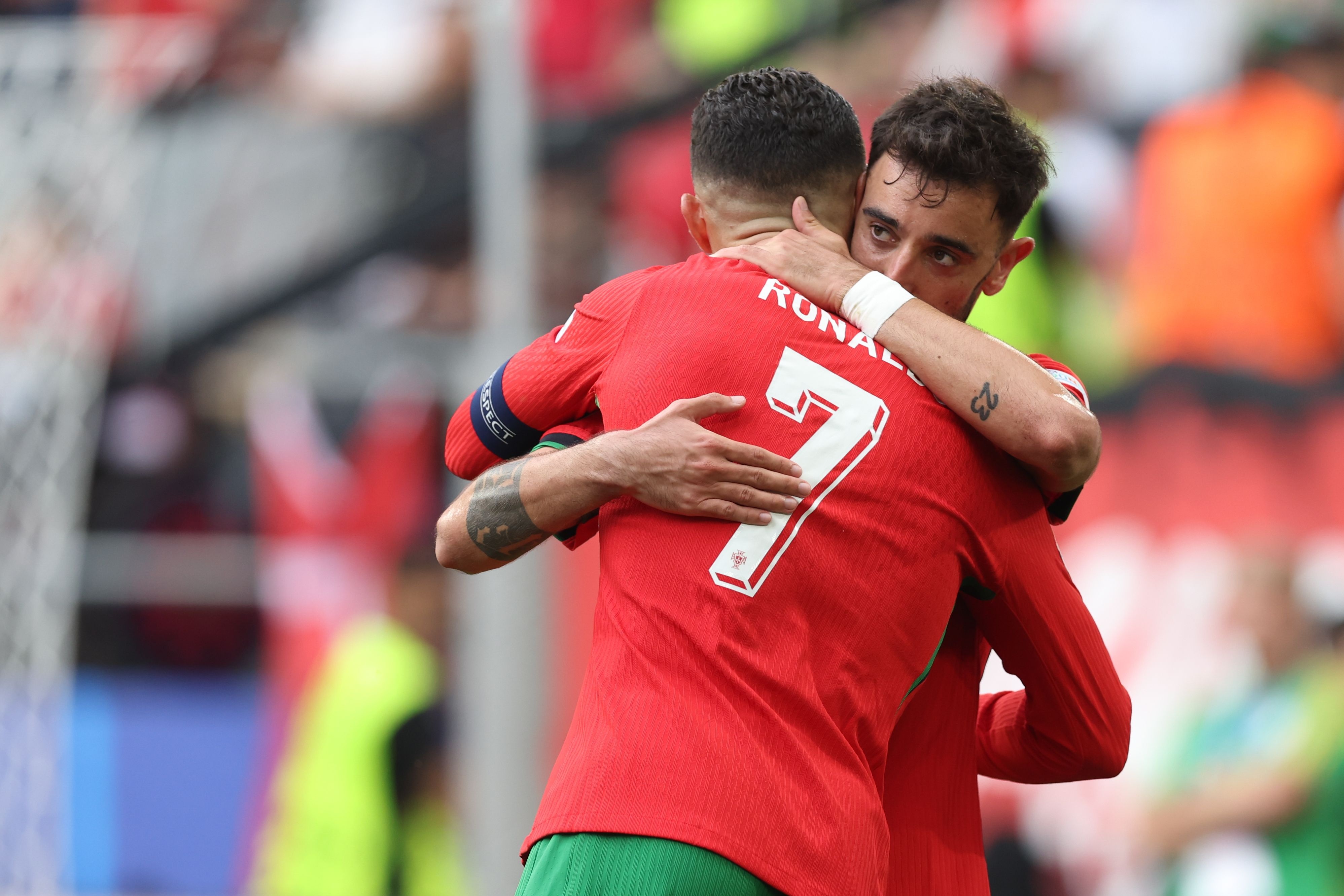 爱游戏2026-英格兰队完胜葡萄牙队,波尔刷新纪录