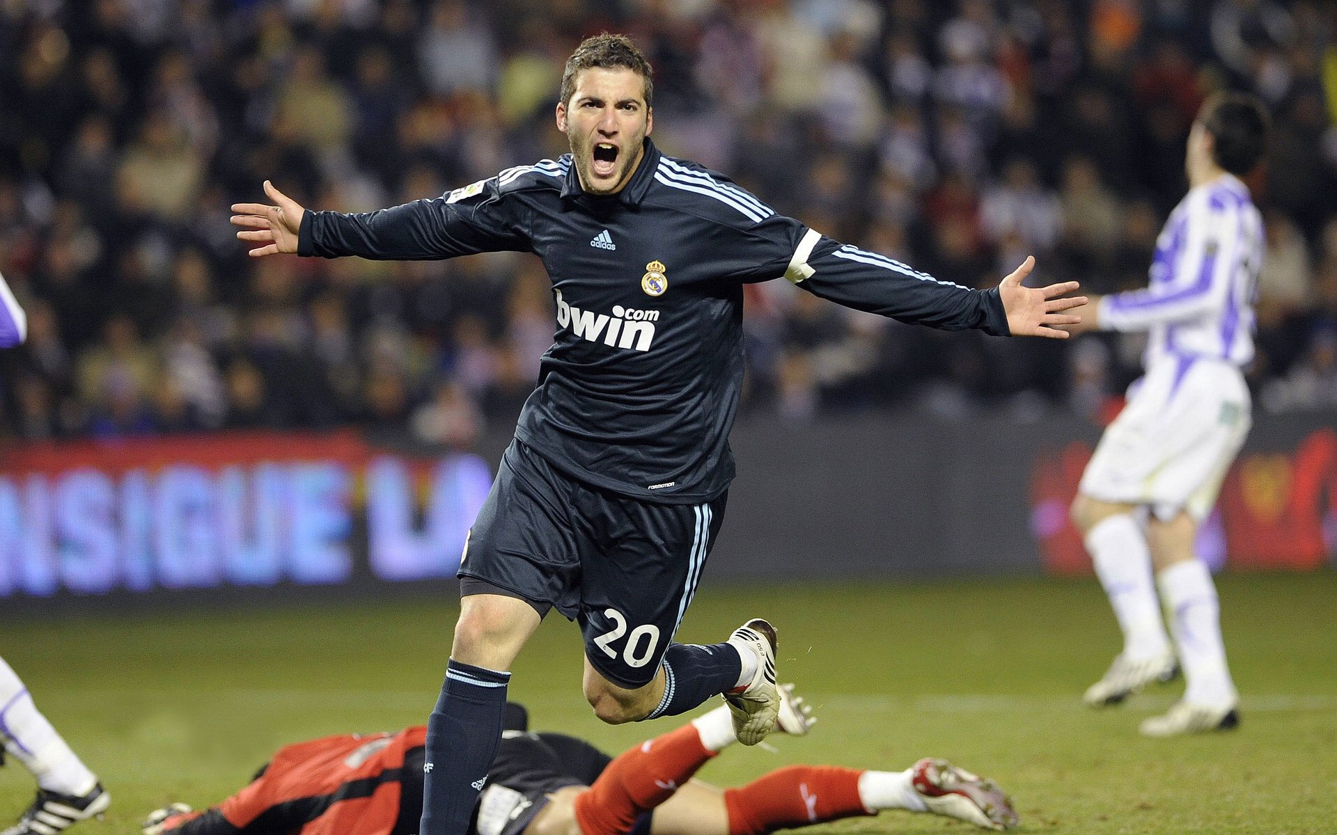 爱游戏体育-乔治的救赎，当篮球砸碎心魔，广东德比见证重生